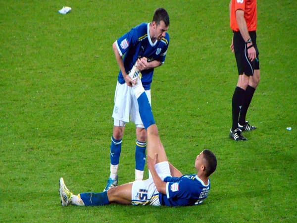 Chườm lạnh là cách chữa căng cơ khi đá bóng