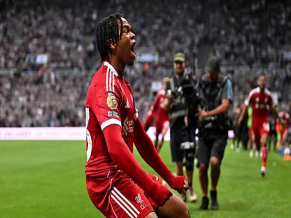 Tin Liverpool: The Kop thắng nghẹt thở trước Newcastle United